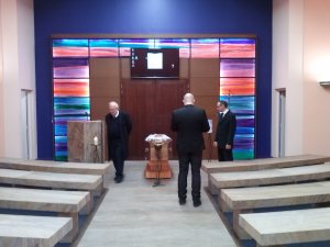 Un oncle, un frère et un employé des pompes funèbres autour du cercueil de mon père.